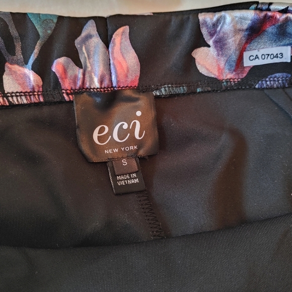 Eci metallic foil floral pencil skirt. Size S. - Picture 3 of 9